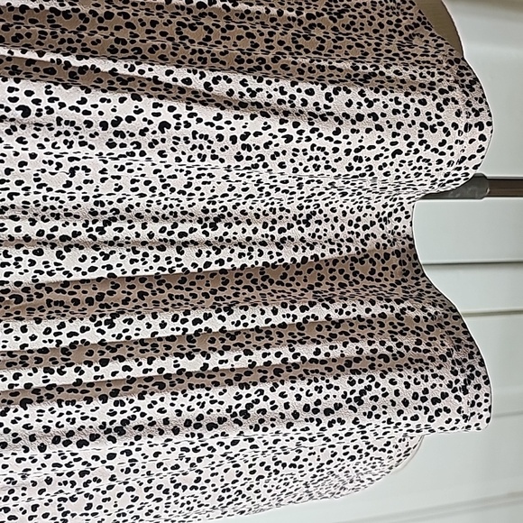 Adrianna  Papell, NWT women's blouse.  Size medium.  Cream with black geometric. - Picture 4 of 12